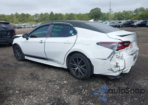 2022 Toyota Camry Se z USA, uszkodzony, nr VIN 4T1T11AK4NU641826